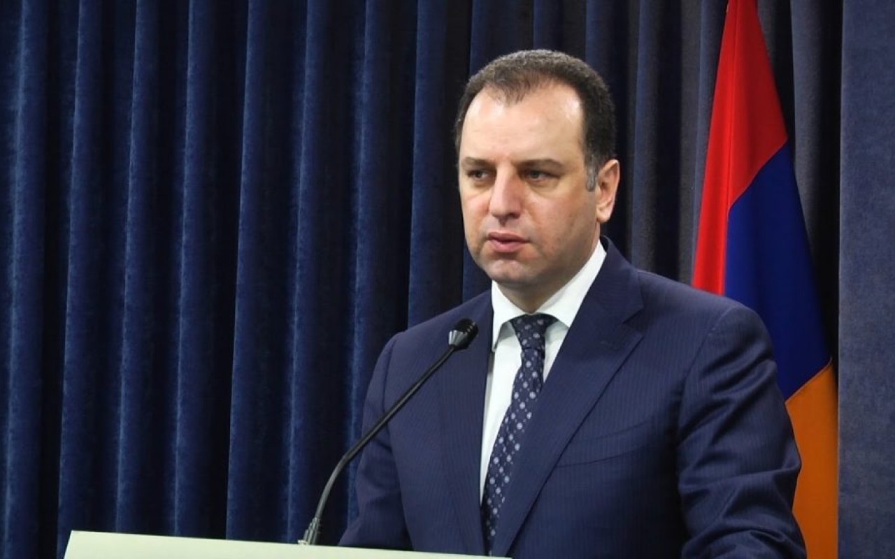 Ermənistanın keçmiş müdafiə naziri axtarışa verildi
