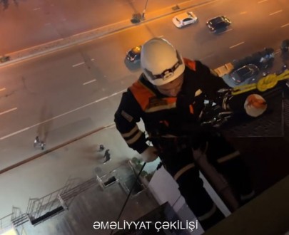 Bağlı qapı arxasında qalan azyaşlı belə xilas edildi - VİDEO