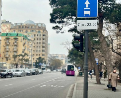 Daha bir küçədə avtobus zolağının qüvvədə olma vaxtını bildirən yol nişanı quraşdırılıb